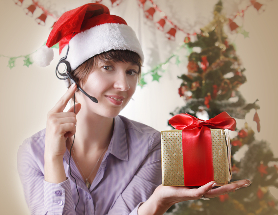 žena s vánoční čepicí a dárkem